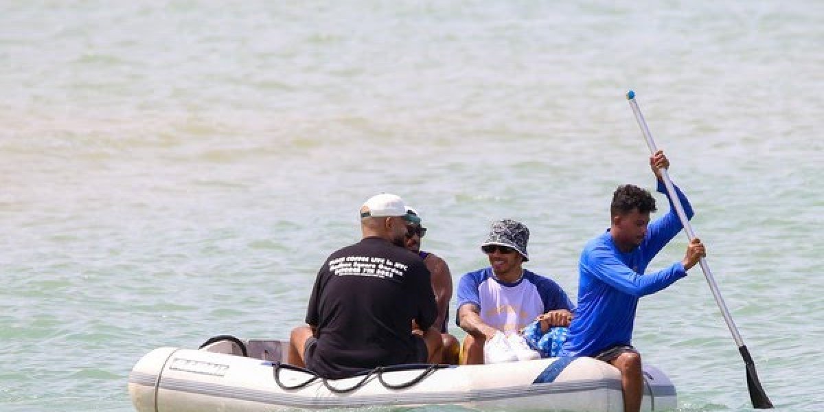 Lewis Hamilton curte passeio de barco em Trancoso na companhia de Juliana Nalú