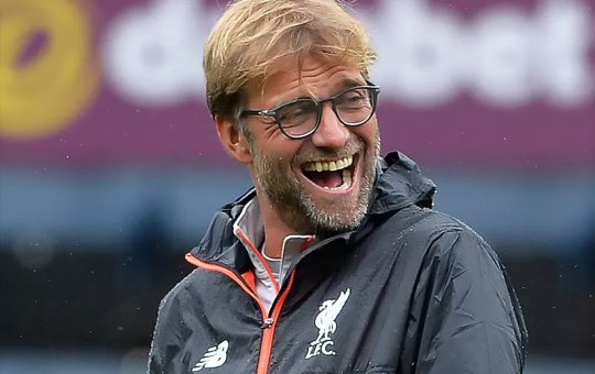 Treinador do Liverpool perde aliança em gramado e cinegrafista ajuda:‘Meu herói"