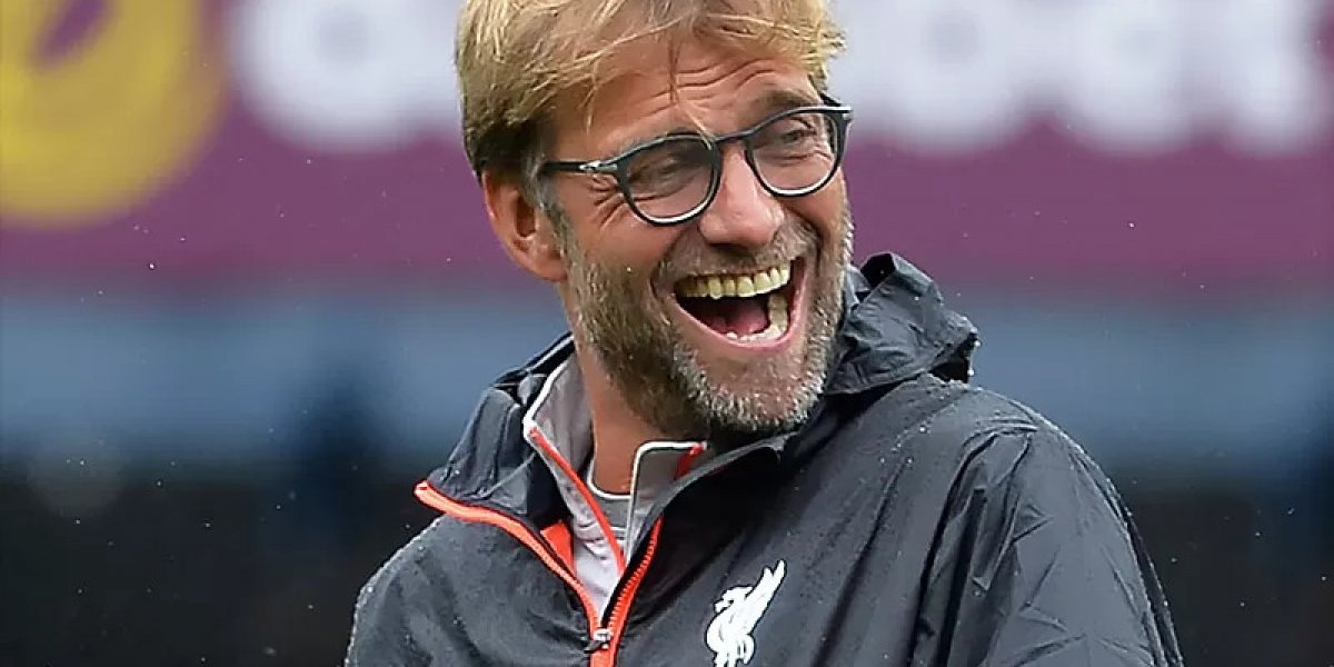 Treinador do Liverpool perde aliança em gramado e cinegrafista ajuda:‘Meu herói"