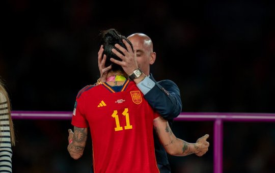 Jenni Hermoso testemunha contra o presidente da federação espanhola de futebol