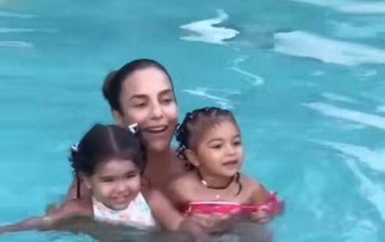 Ivete Sangalo curte piscina com filhas de Léo Santana e Simone Mendes
