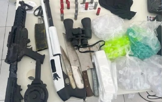 Polícia Militar localiza casa abandonada usada como depósito de armas e drogas