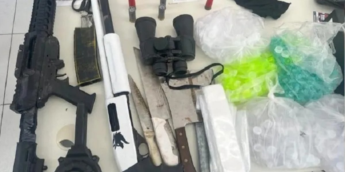 Polícia Militar localiza casa abandonada usada como depósito de armas e drogas