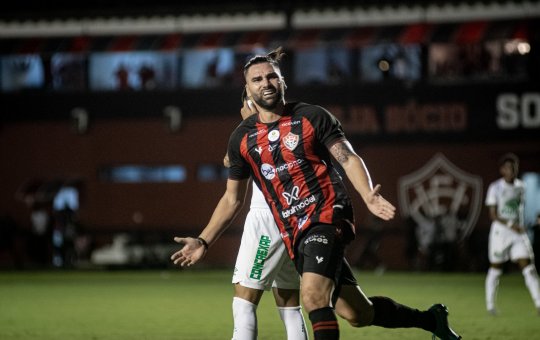 Após rumores de uma possível saída, Léo Gamalho fica no Vitória em 2024