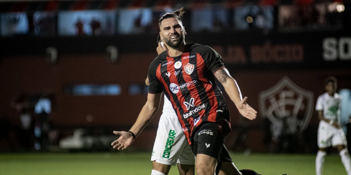 Após rumores de uma possível saída, Léo Gamalho fica no Vitória em 2024