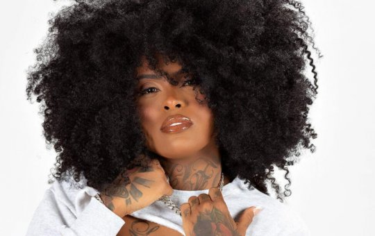 Após receber ataques na internet, cantora A Dama foi parar no hospital