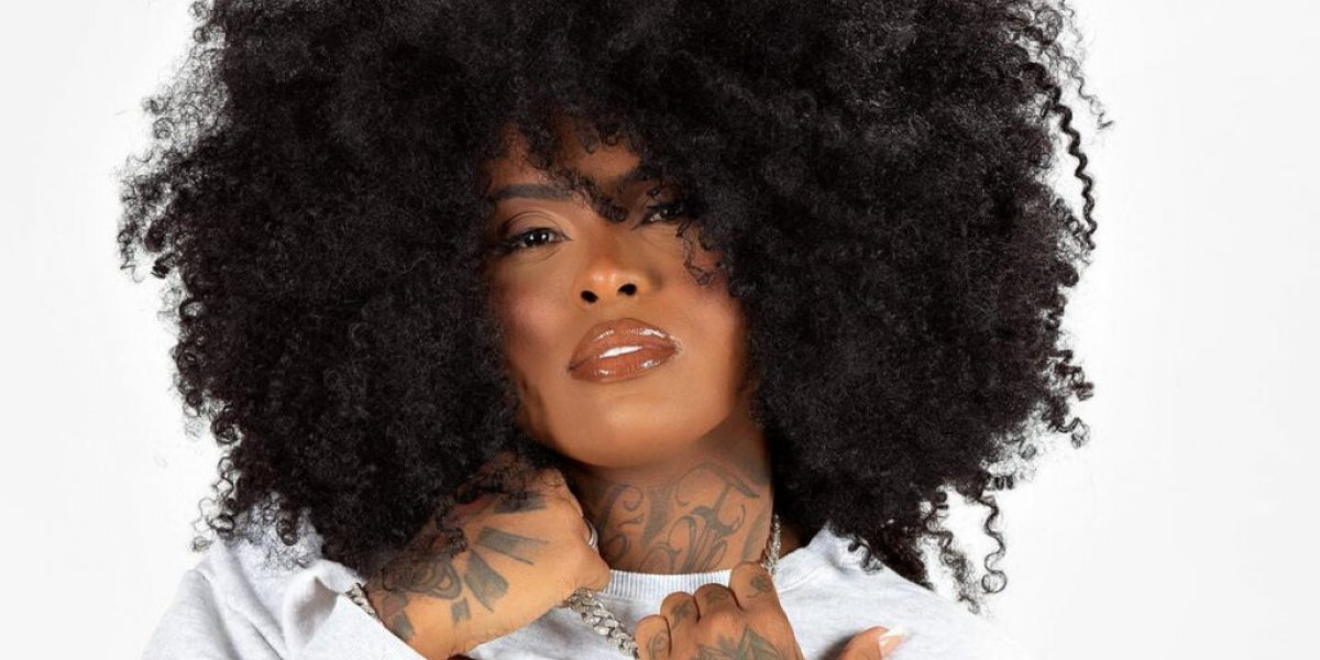 Após receber ataques na internet, cantora A Dama foi parar no hospital