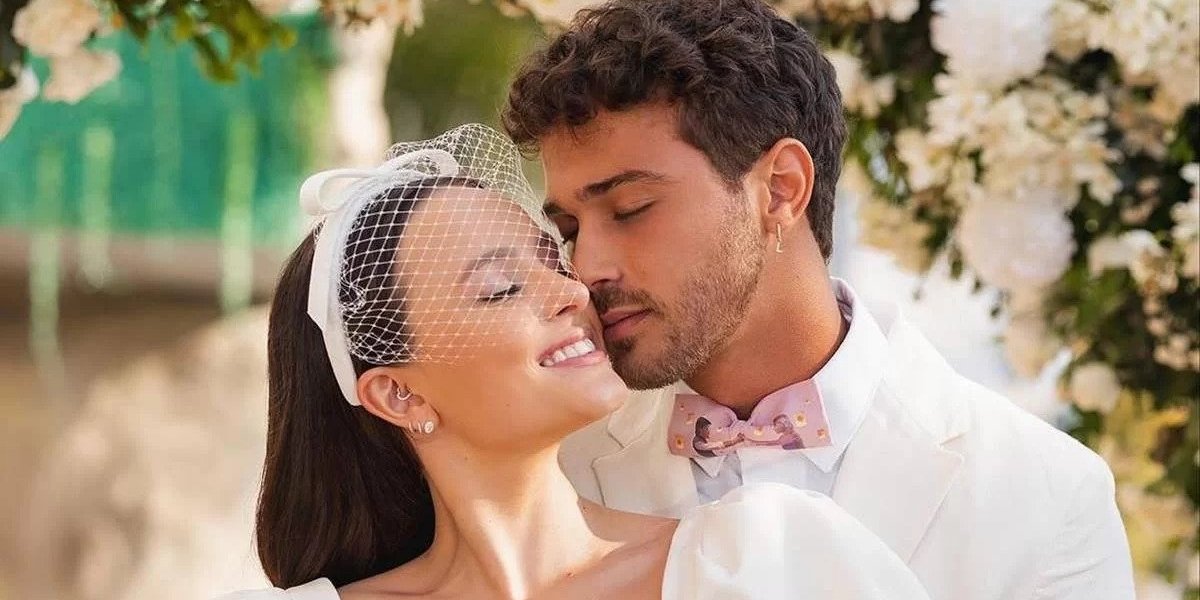 Larissa Manoela esclarece rumores de gravidez após foto