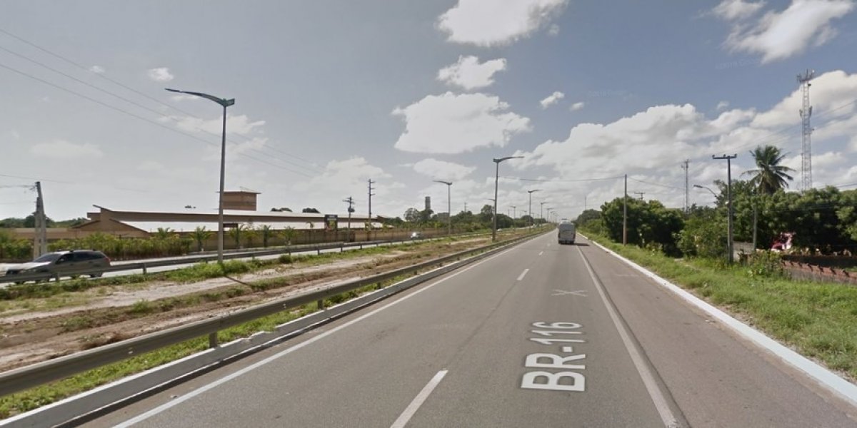 Van escolar com crianças capota em rodovia de Vitória da Conquista