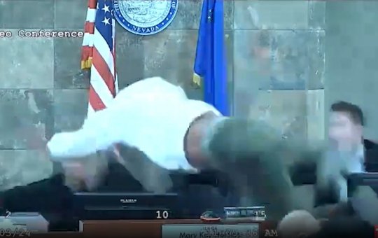 Homem avança em juíza ao receber setença nos Estados Unidos