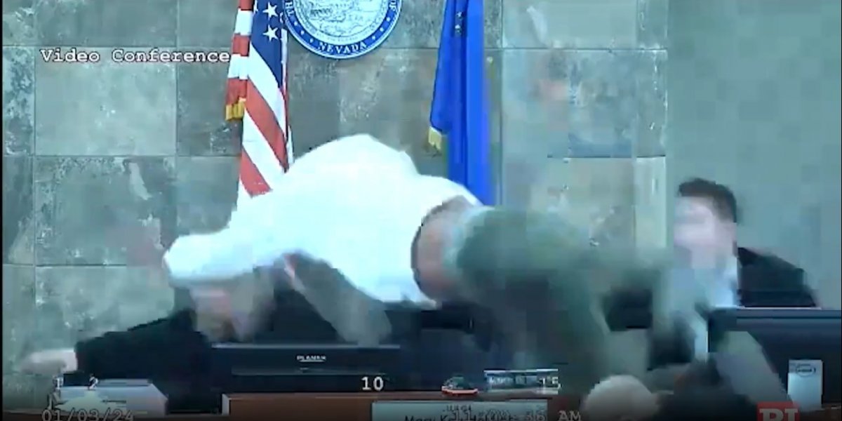 Homem avança em juíza ao receber setença nos Estados Unidos