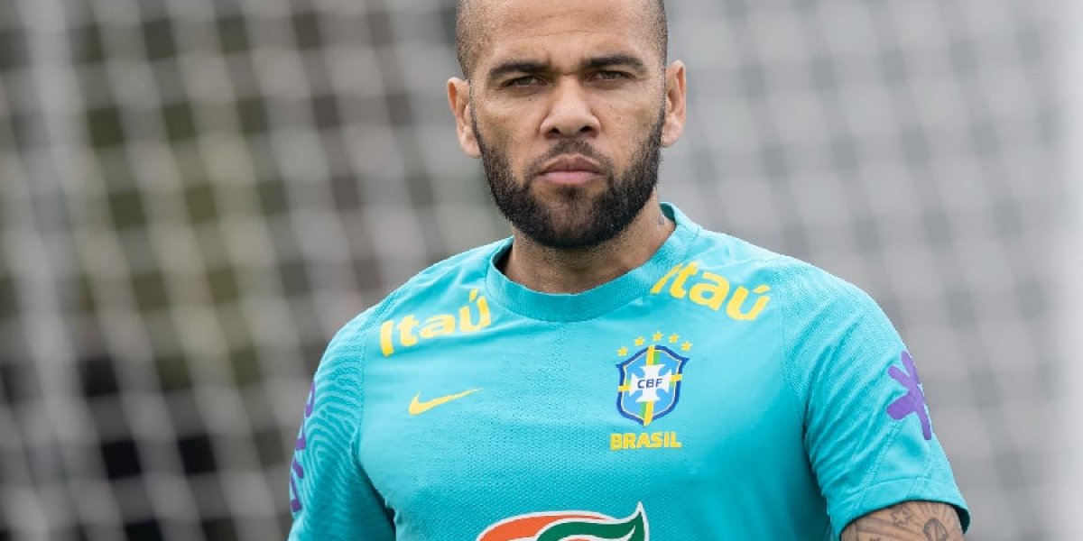 Prestes a fazer 1 ano preso por suposto estupro Daniel Alves aguarda julgamento