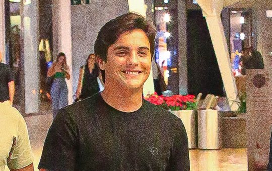 Filho de Ivete Sangalo posta foto com amigos em comunidade em Salvador