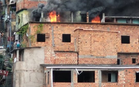 Salvador: Incêndio atinge casa no Cosme de Farias