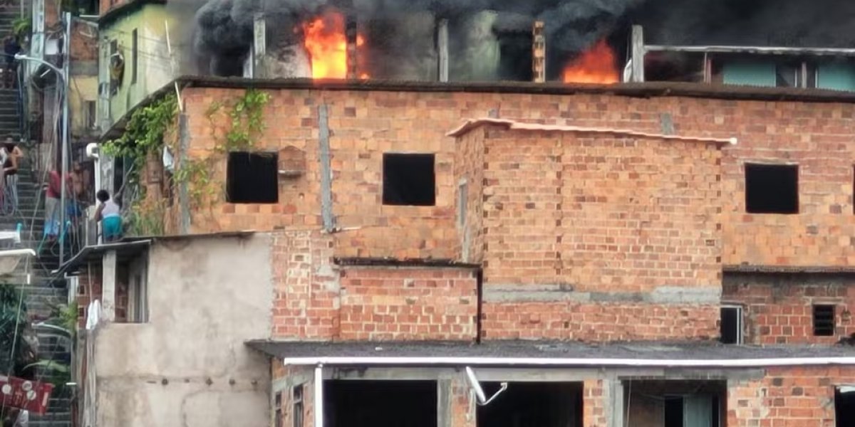 Salvador: Incêndio atinge casa no Cosme de Farias