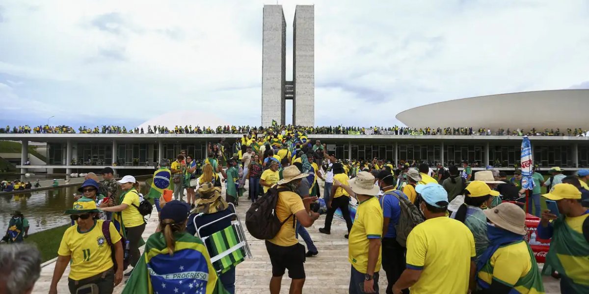 Câmara inaugura exposição para marcar um ano dos ataques de 8/1