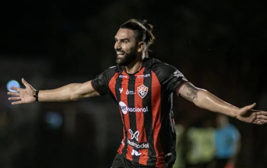 Léo Gamalho lesiona o joelho e desfalca o Vitória no começo da temporada