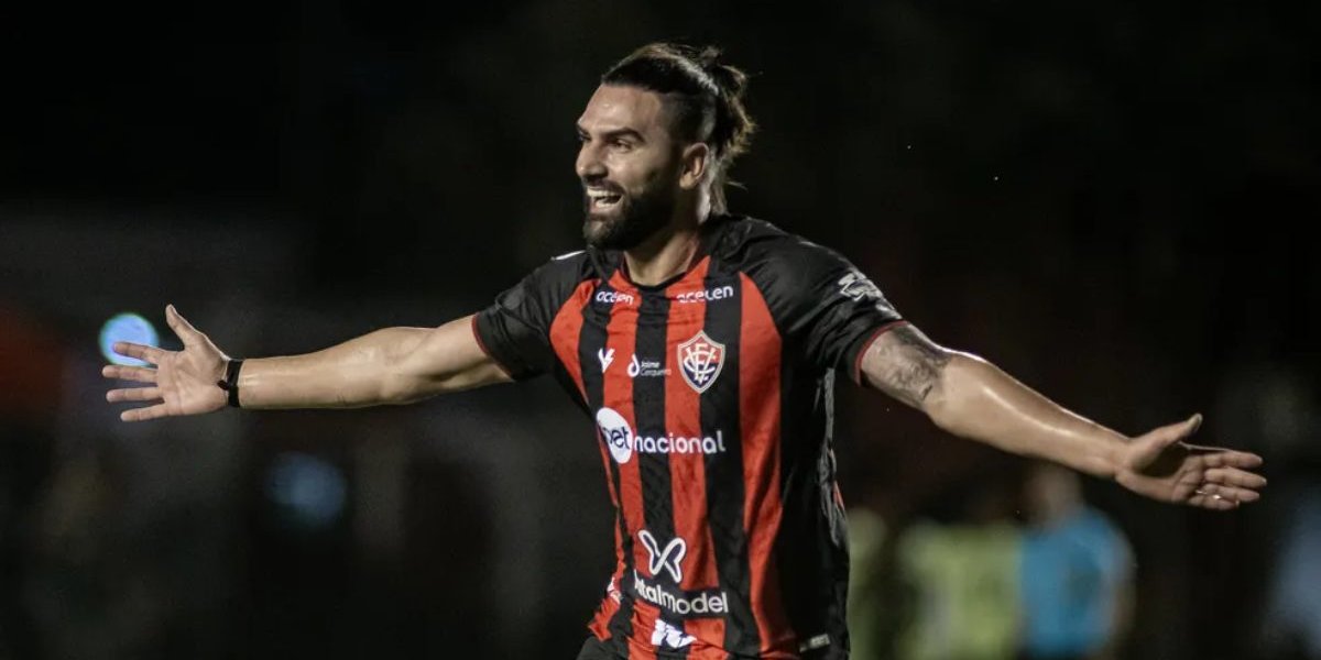 Léo Gamalho lesiona o joelho e desfalca o Vitória no começo da temporada