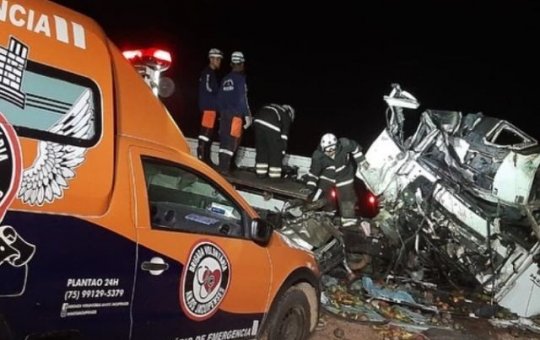Colisão entre micro-ônibus e caminhão deixa mais de 20 mortos na BR-324