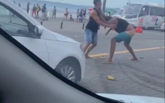 Dupla é flagrada trocando socos e pontapés no Farol da Barra