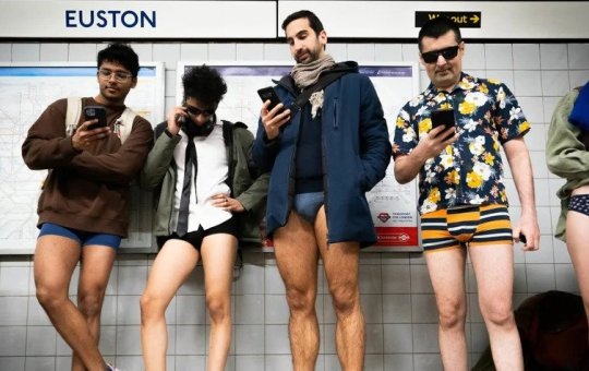 Londrinos comemoram a 11ª edição do “dia de andar sem calças no metrô”