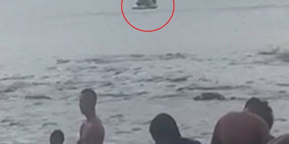 Casal é flagrado fazendo sexo em jet-ski na praia do Porto da Barra