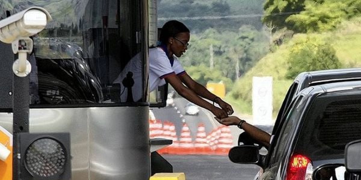 Carro é roubado em pedágio de Simões Filho