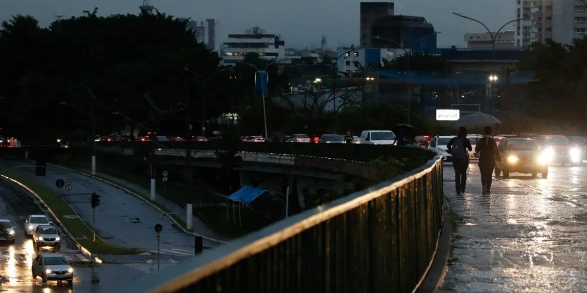 Pessoa morre após ser atingida por fio energizado durante chuva em SP