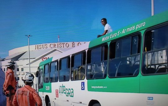 Ônibus atravessado por rodoviário no viaduto Raul Seixas trava trânsito