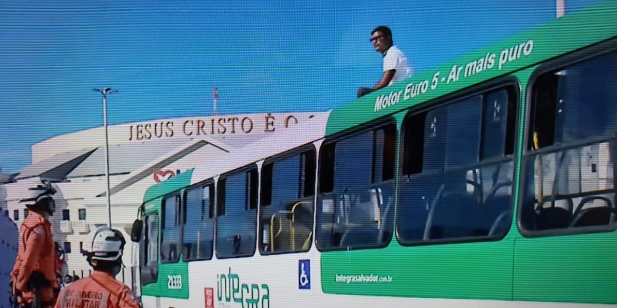 Ônibus atravessado por rodoviário no viaduto Raul Seixas trava trânsito