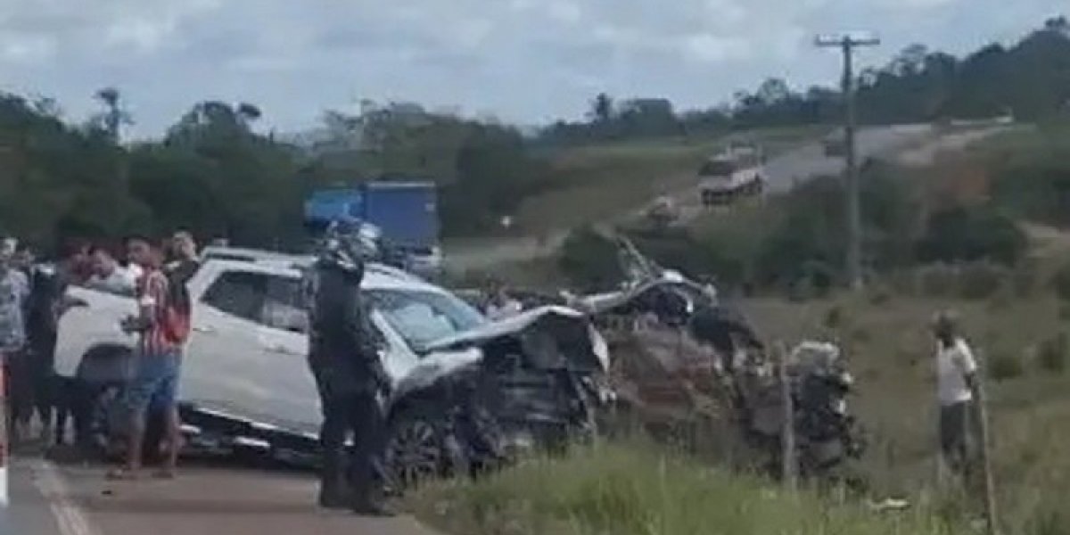 Acidente na BR-101 envolvendo dois carros deixa dois mortos
