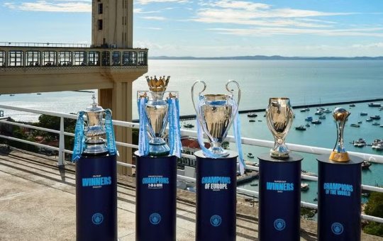 Torcedores lotam exposição dos troféus do Manchester City, na Fonte Nova