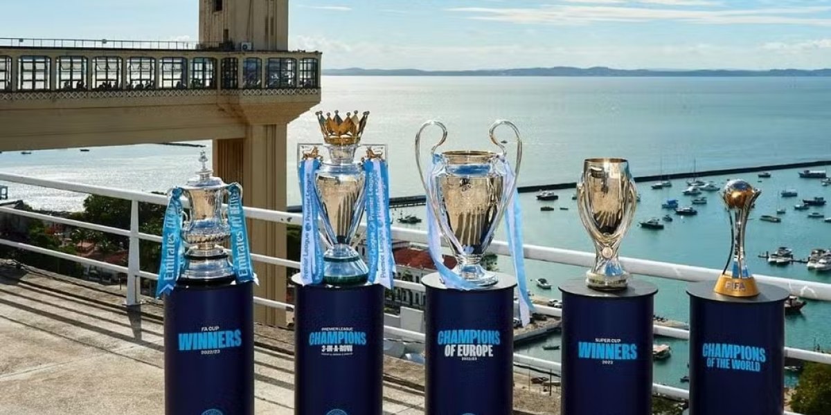Torcedores lotam exposição dos troféus do Manchester City, na Fonte Nova