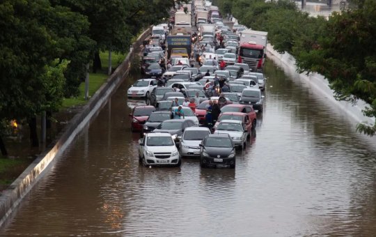 Temporal em São Paulo deixa pelo menos 70 mil pessoas sem energia