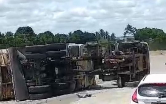 Caçamba colide com carro de passeio e tomba na BA-046