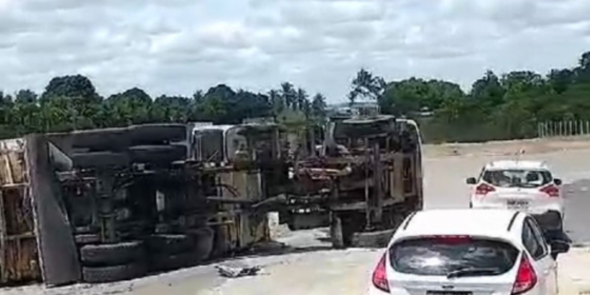 Caçamba colide com carro de passeio e tomba na BA-046