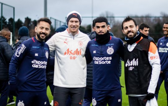 Já na Inglaterra, jogadores do Bahia tietam atletas do Manchester City
