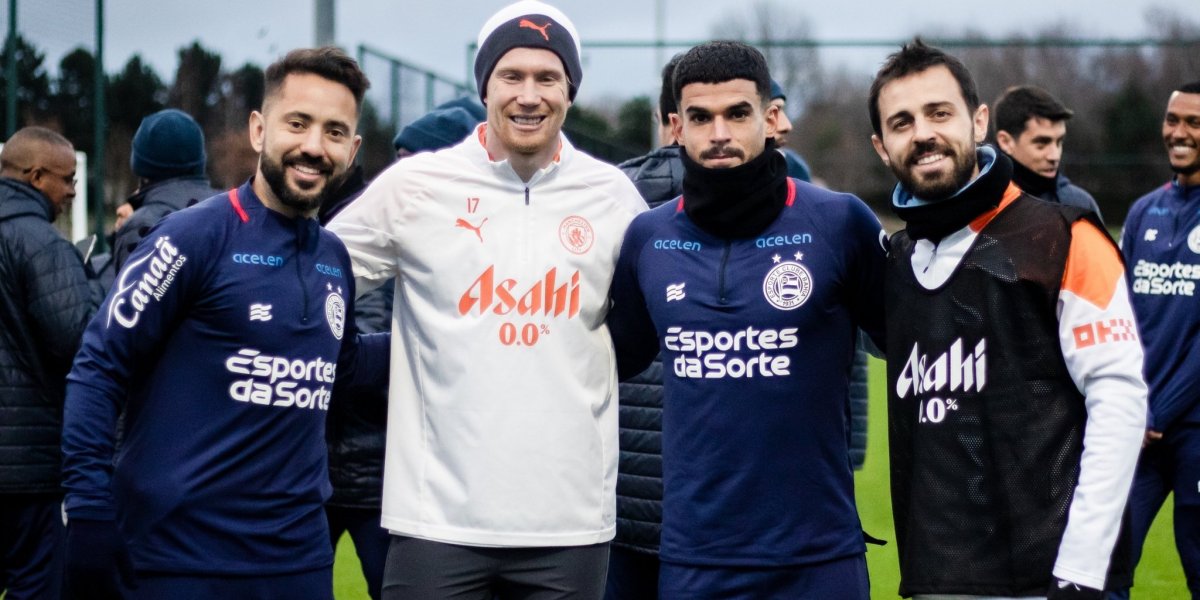 Já na Inglaterra, jogadores do Bahia tietam atletas do Manchester City