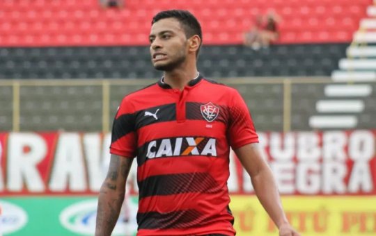 Ex-Vitória, Cleiton Xavier é solto após pagamento de pensão