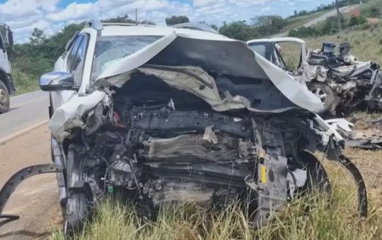 Dois morrem e três ficam feridos após caminhonetes baterem de frente na BA