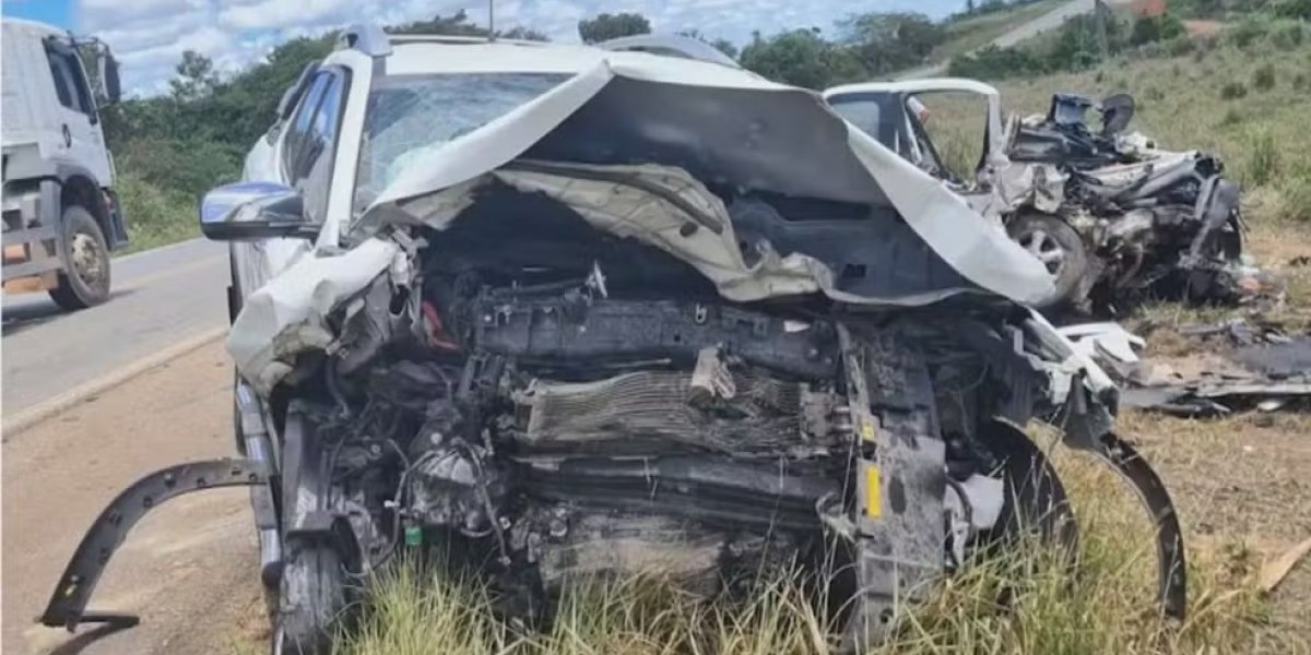 Dois morrem e três ficam feridos após caminhonetes baterem de frente na BA