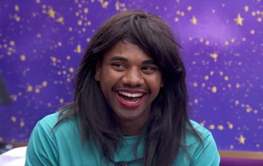 De peruca, baiano Davi diverte sisters ao preparar maquiagem no BBB 24