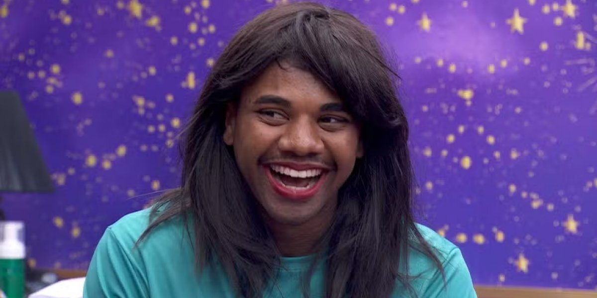 De peruca, baiano Davi diverte sisters ao preparar maquiagem no BBB 24