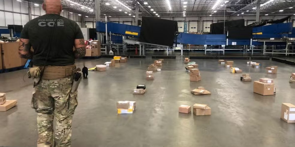 Mais de 15 quilos de maconha são apreendidos em encomendas do Correios