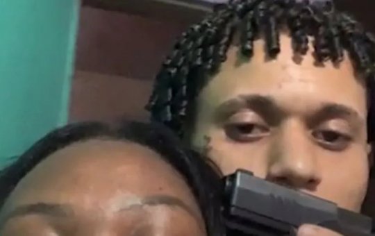 Dois homens fazem mulheres réfens em Saramandaia