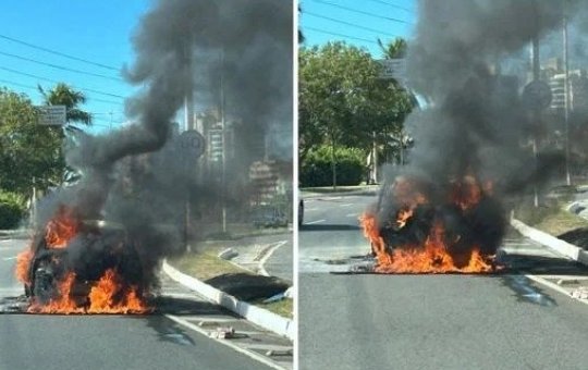 Carro fica destruído após pegar fogo na Avenida Magalhães Neto