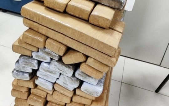 Homem é preso pela PRF transportando 78 kg de maconha em ônibus 