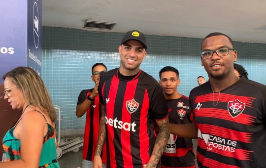 Luan desembarca em Salvador e é recepcionado por torcedores do Vitória