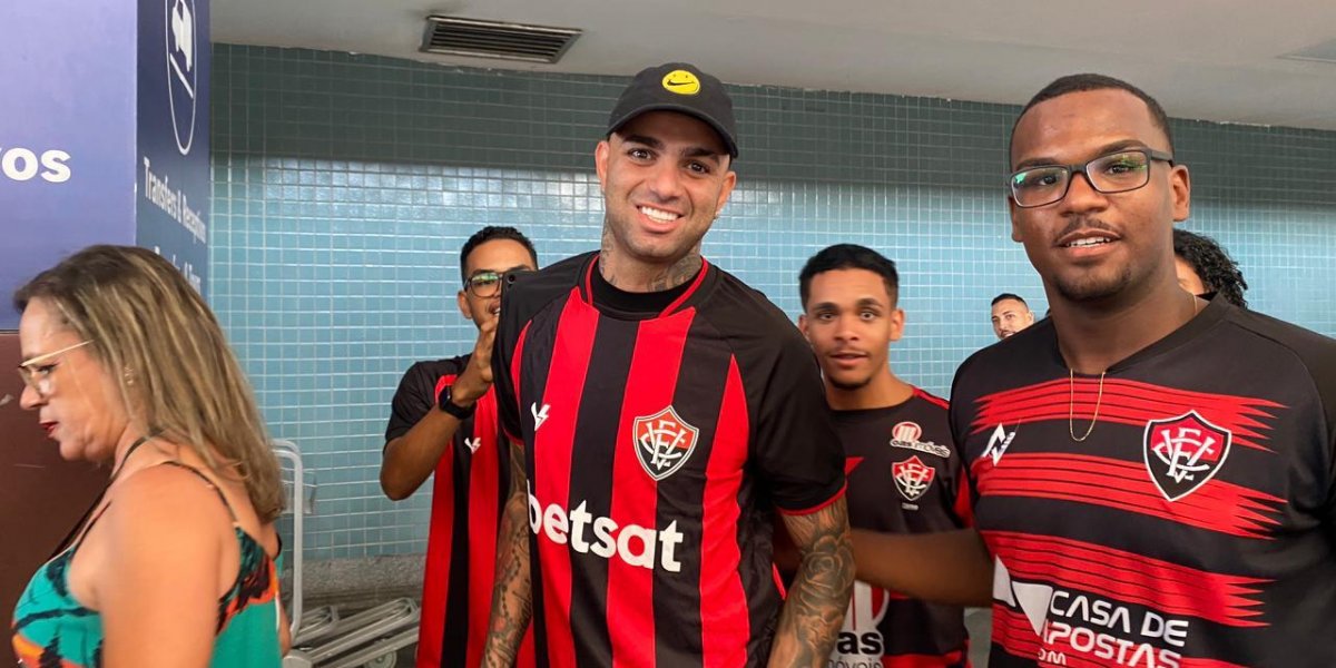 Luan desembarca em Salvador e é recepcionado por torcedores do Vitória