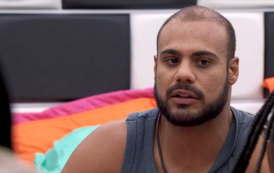 BBB24: Marcus Vinícius comenta sobre Yasmin Brunet: “Precisava dormir no chão”